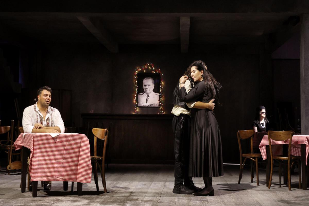 Aleksandar Timotić, Blenard Azizaj, Marina Abramović y Kath Fitzgibbon en Marina Abramović Balkan Erotic Epic