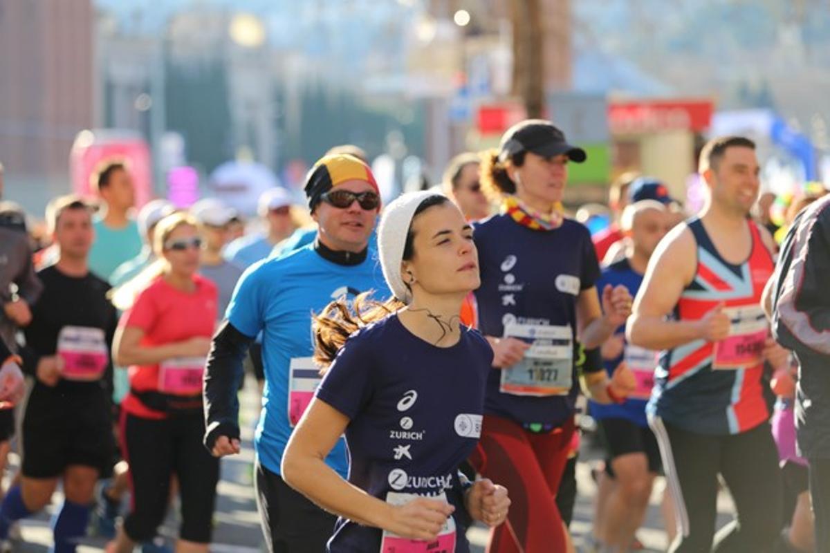 Diversos corredors, a la Marató de Barcelona, aquest diumenge al matí.