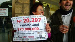 Alegría en Berlanga de Duero (Soria), donde cayó el gordo de la Lotería de Navidad 2006.