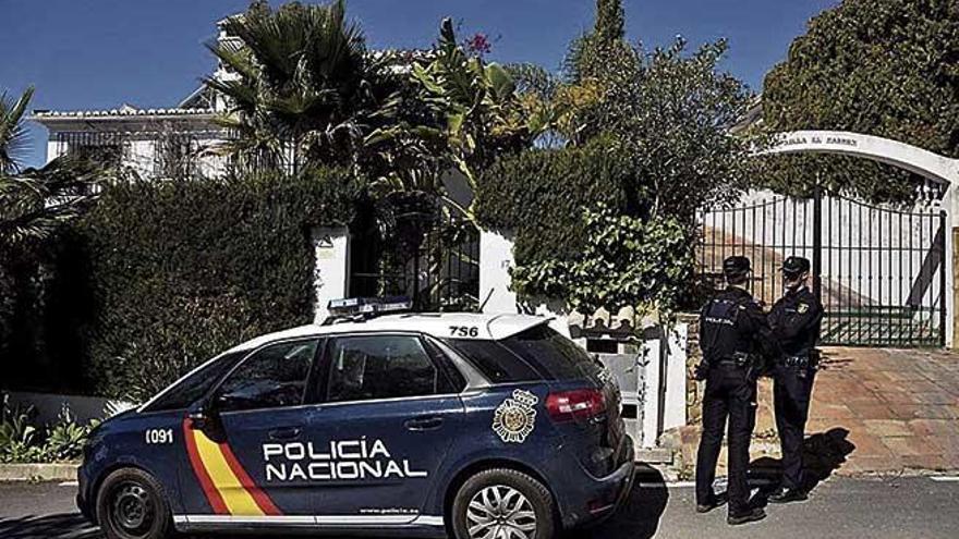 Dos miembros de la PolicÃ­a Nacional custodian la vivienda de Estepona donde tuvieron lugar los hechos.