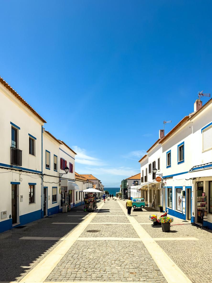 Las casas de Porto Covo están delineadas por una franja añil