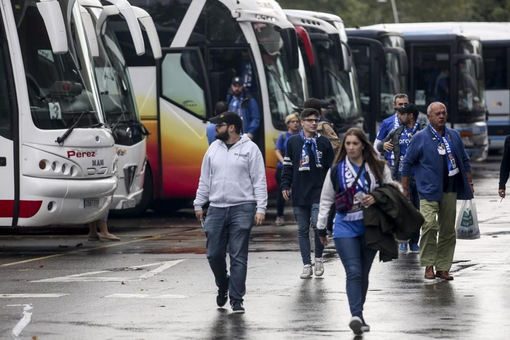 Llegada de los aficionados del Oviedo a El Molinón para presenciar el derbi