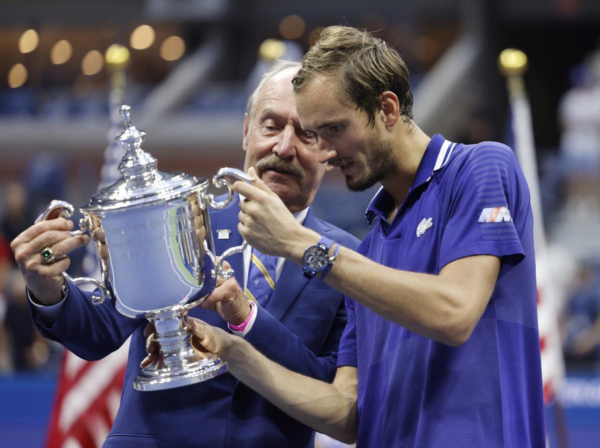 Daniil Medvedev mira su nombre en la Copa de su primer Grand Slam