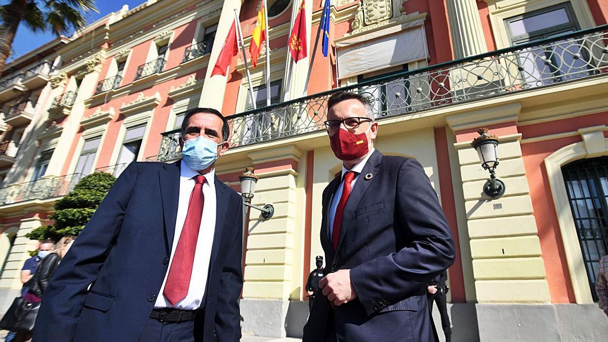 José Antonio Serrano y Mario Gómez tras desalojar al PP del Ayuntamiento de Murcia.