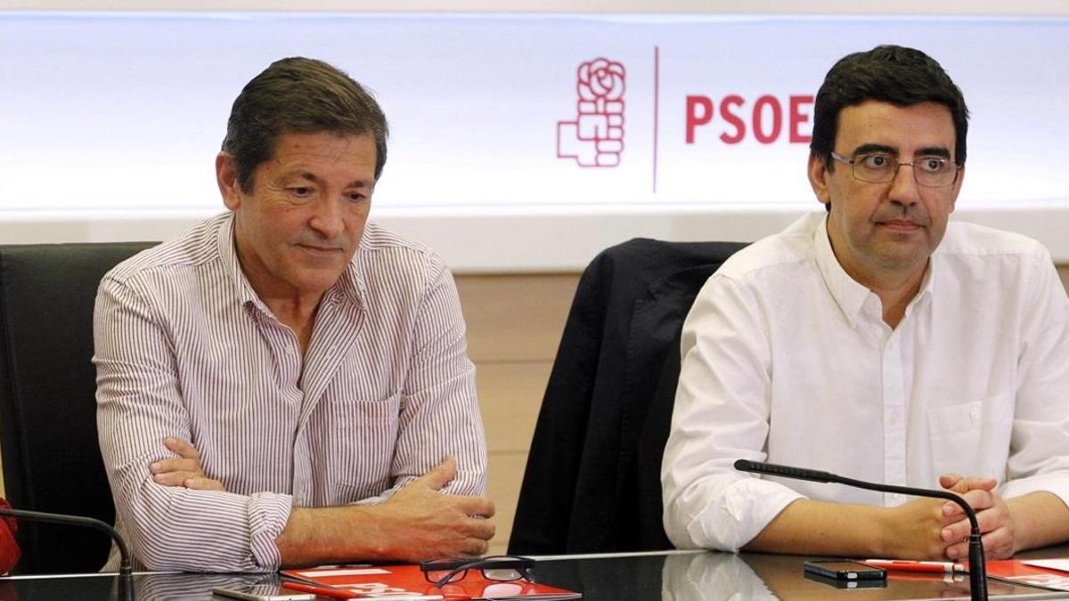 Javier Fernández y Mario Jiménez, presidente y portavoz de la gestora, el pasado 10 de octubre en la sede del PSOE.