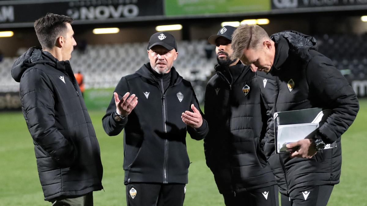 Schreuder habla con Voulgaris antes de un reciente partido en Castalia.