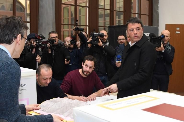 El ex primer ministro y líder del PD, Matteo Renzi, acude a votar en Florencia.