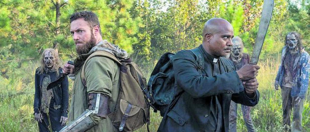 Ross Marquand (Aaron) y Seth Gilliam (Gabriel), contra los zombis.  | (L) JOSH STRINGER / AMC