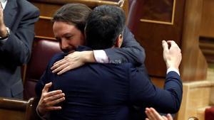 Pedro Sánchez y Pablo Iglesias se abrazan tras la votación de investidura. 