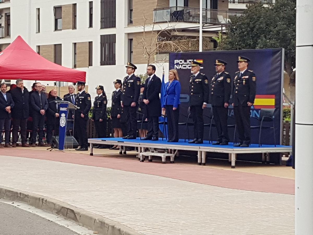El policía Juan Ledesma, entonando los himnos.