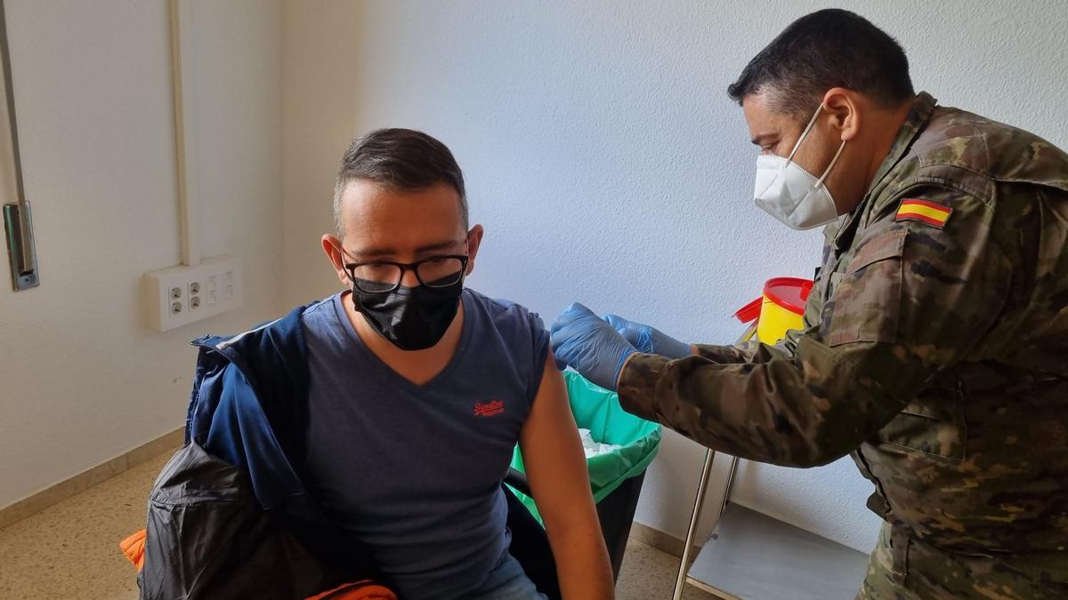 Un militar vacuna a un hombre contra el covid en Ibiza.