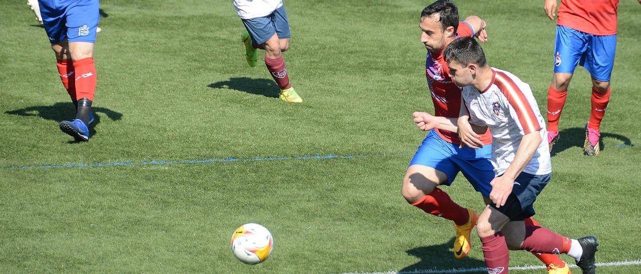 Una acción de un partido de la pasada temporada del Domaio ante el Portas.