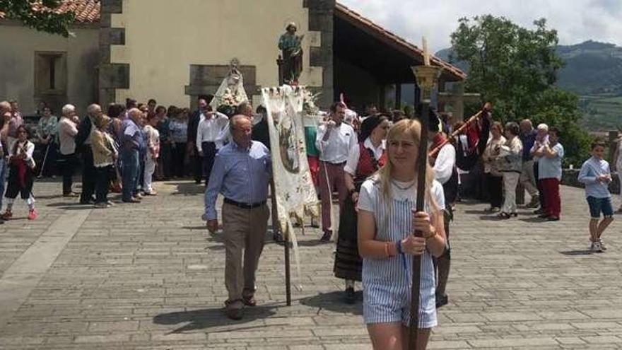 La fiesta de La Velilla, en Bedriñana (Villaviciosa), homenajea a Amable Solares por ser el vecino más veterano