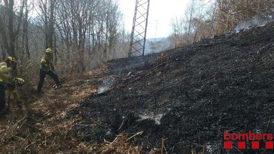 Bombers treballant en l´incendi que es va declarar el 12 de març en una zona forestal de Pardines · Bombers de la Generalitat