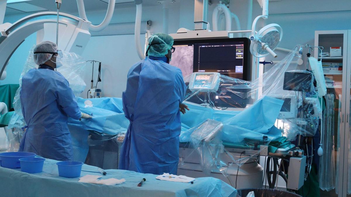 Un paciente es intervenido en el área de Cardiología Intervencionista del Regional.