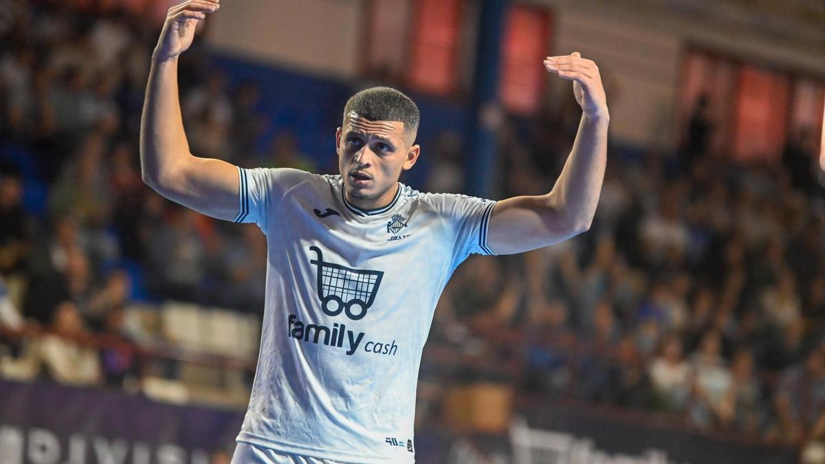 El pívot Yunii pide apoyo a la afición en un partido en el Palau d'Esports.