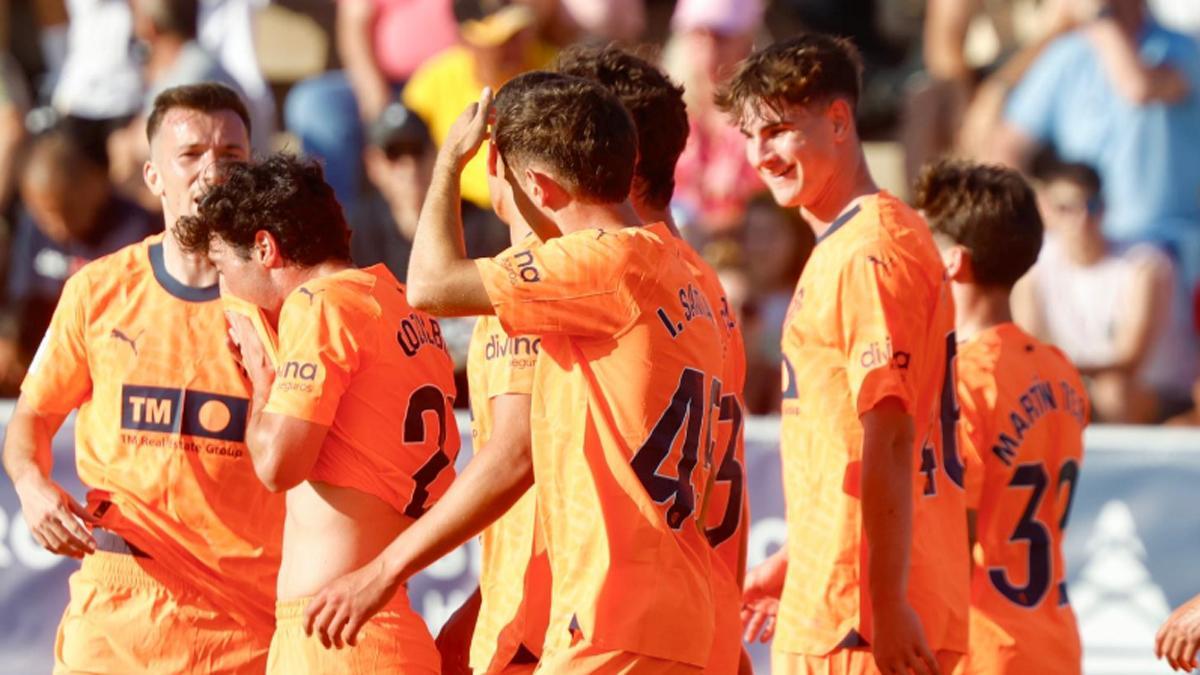 Los jugadores del Valencia, ante el Benidorm