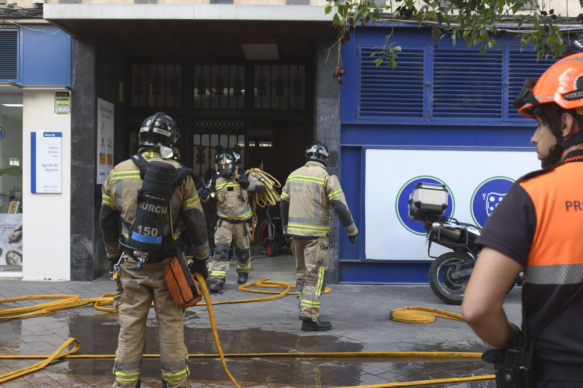 El incendio de un edificio en la Plaza Condestable, en imágenes
