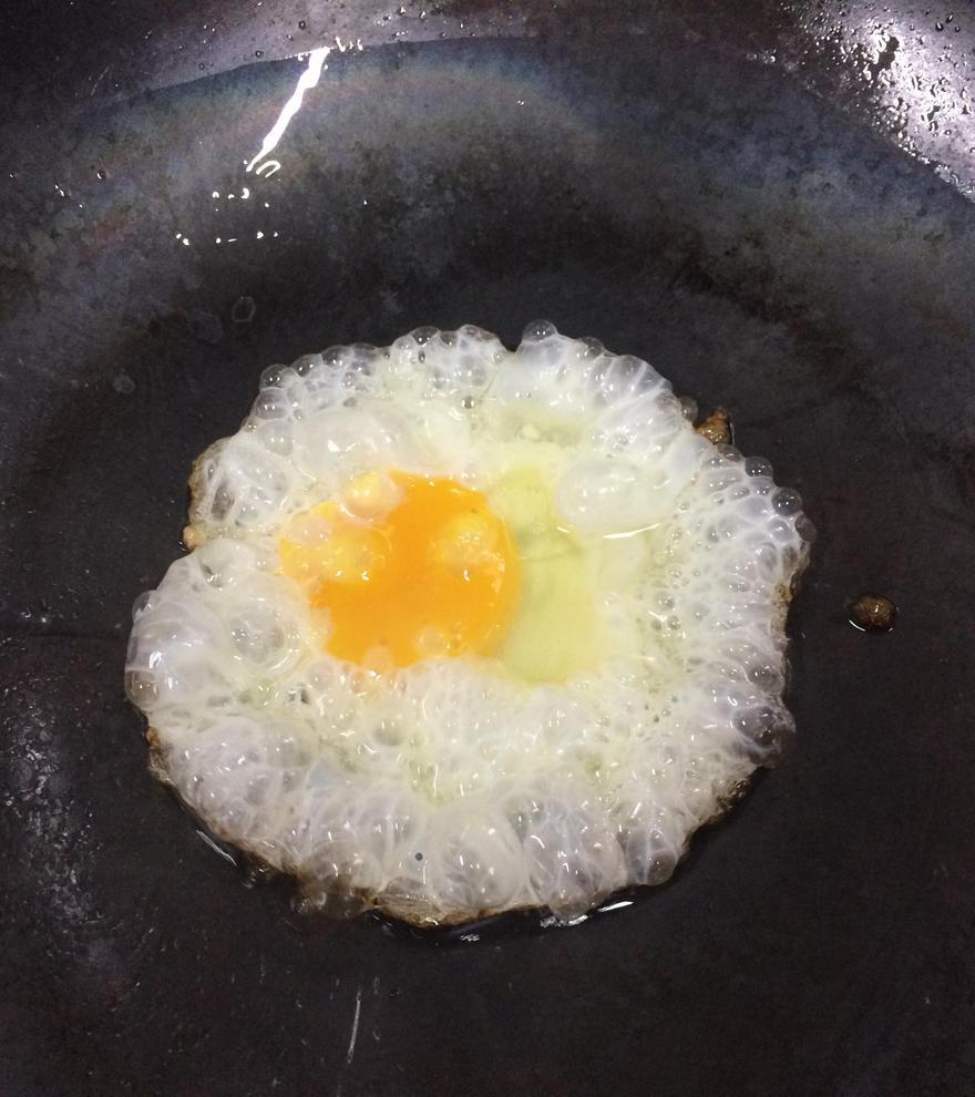 Adiós al aceite: Cómo hacer un huevo frito con agua