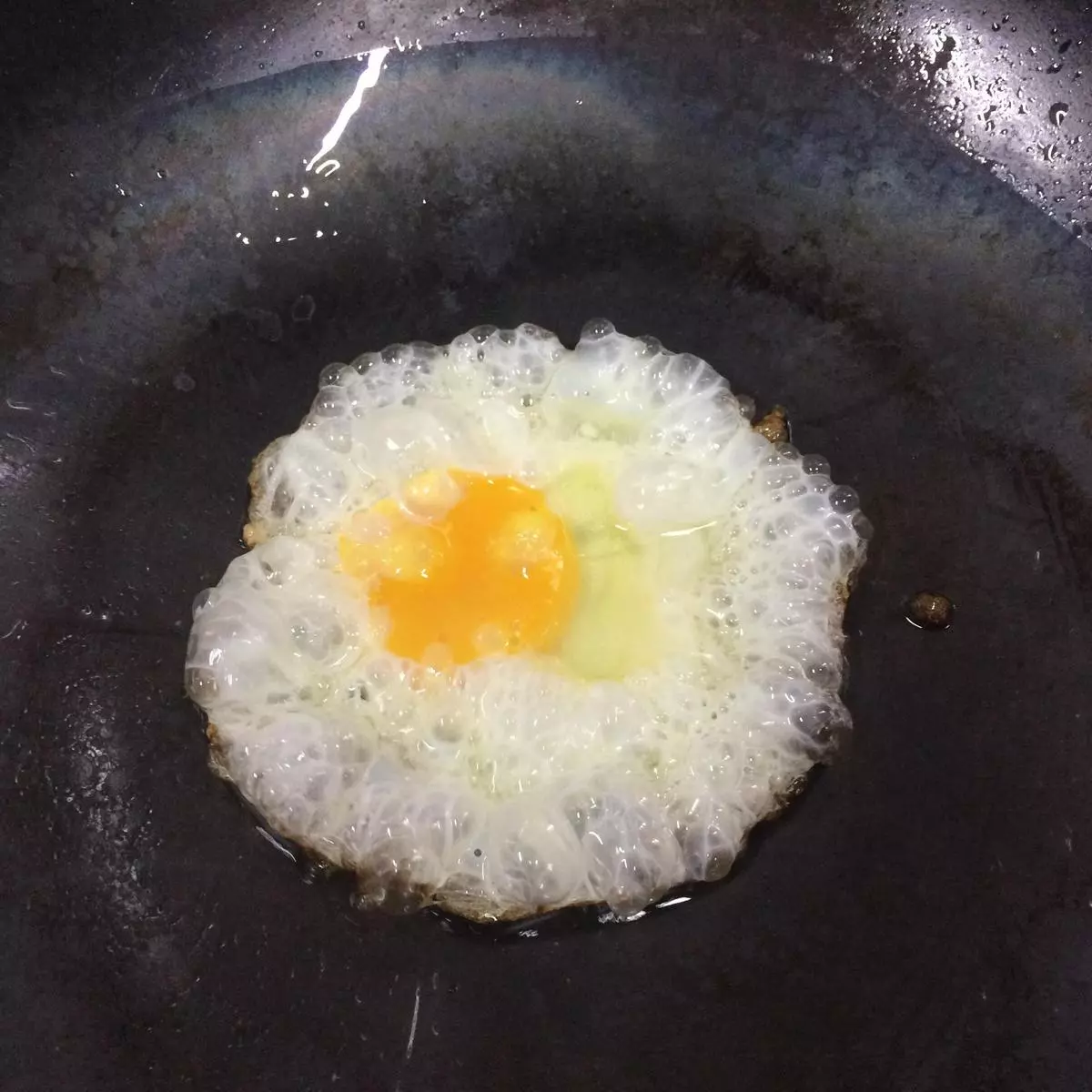 Adiós al aceite: Cómo hacer un huevo frito con agua