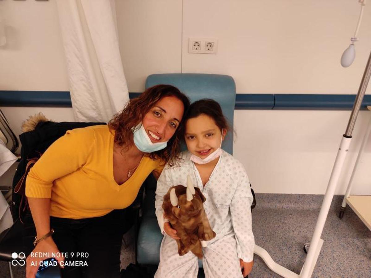 Madre e hija en una de sus múltiples visitas al hospital. | // FDV