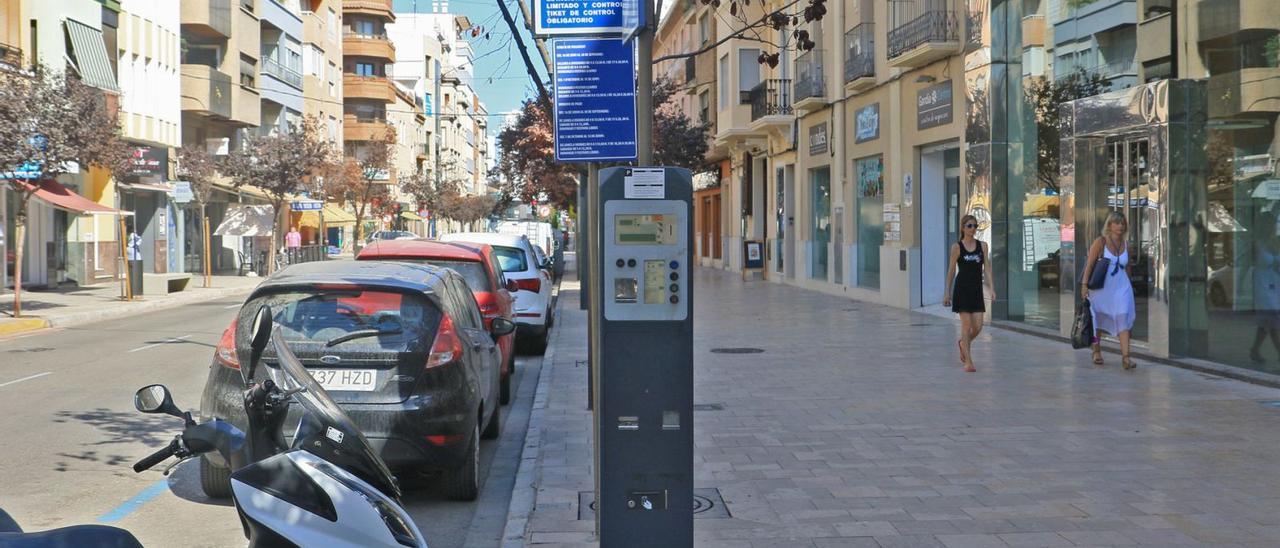 La avenida de Alacant
de Gandia, una de las
que dispone de Zona Azul
para aparcar.  levante-emv