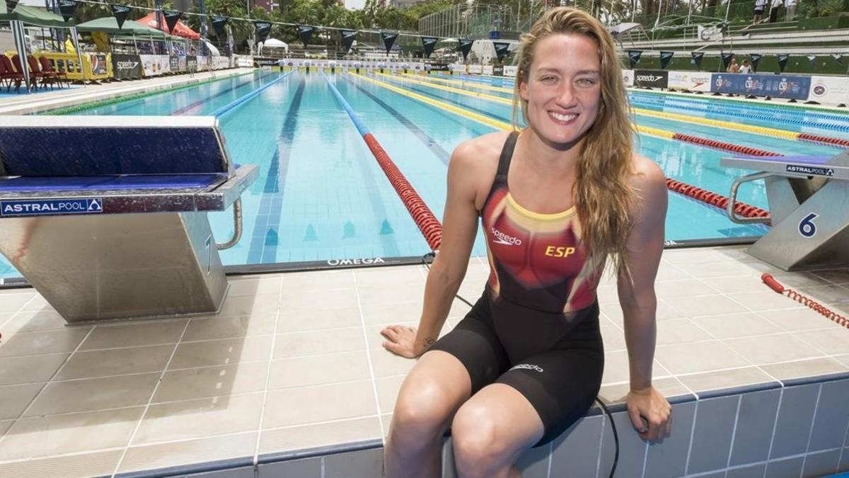 Mireia Belmonte posa en una de las piscinas del Metropole, en Las Palmas, durante el Campeonato de España