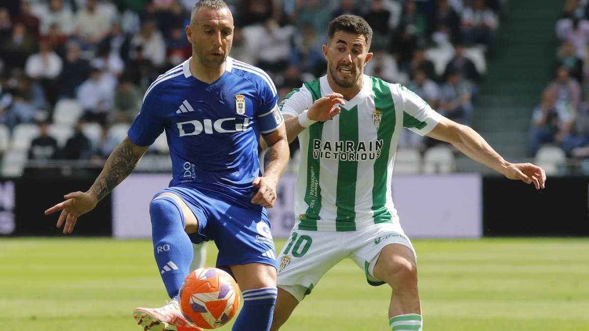 Jacobo presiona a Santi Cazorla.