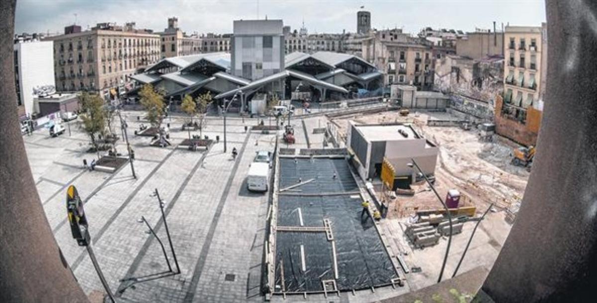 Gemma Amat i Carme Pinós, davant les obres de la plaça de la Gardunya.