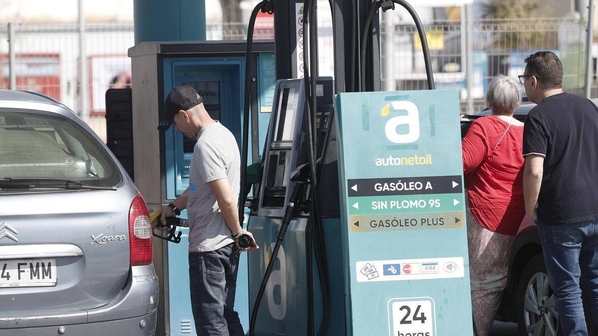 Primer día de la rebaja del IVA en el precio de la gasolina en Mallorca: "El precio estaba por las nubes, algo se tenía que hacer"