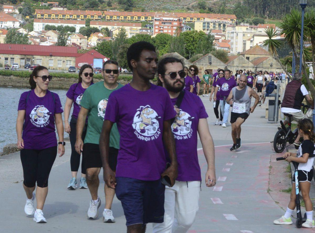 Algunos de los participantes en la «andaina», por el paseo marítimo. | GONZALO NÚÑEZ