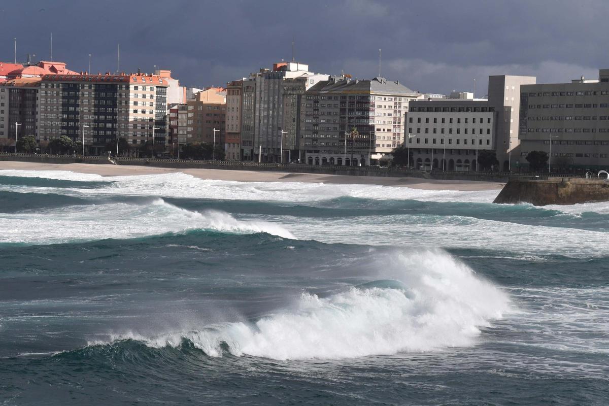Fuerte oleaje durante un temporal en A Coruña.