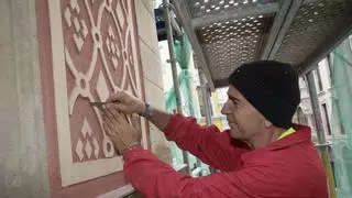 Los tesoros que esconde el antiguo Hotel Madrid de Gijón vuelven a relucir gracias al arte del esgrafiado un cuarto de siglo después