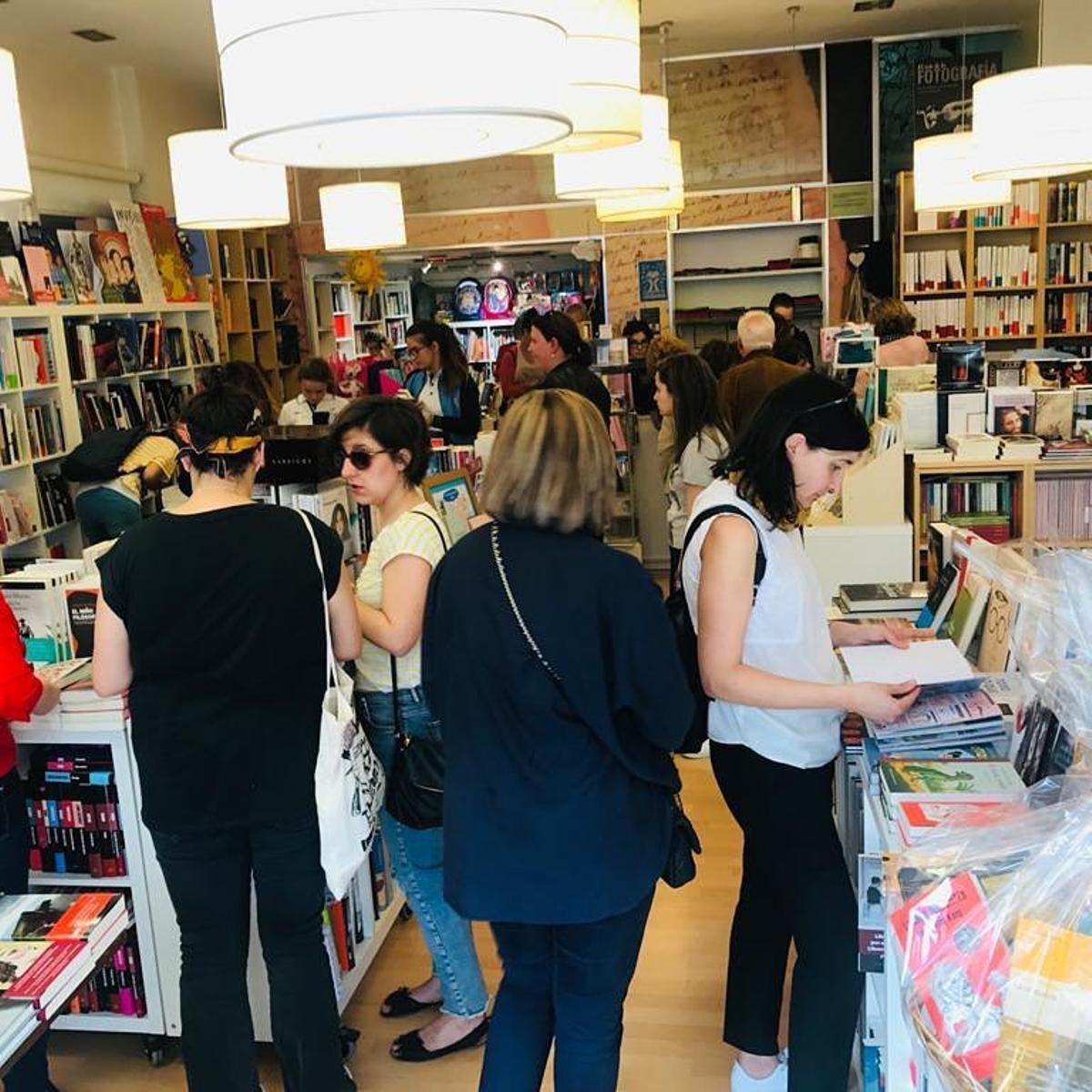 Interior de la librería Cronopios de Santiago