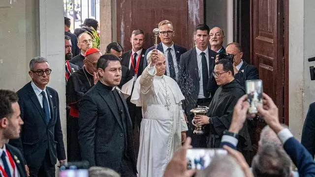 A PIE DE CALLE| Los asistentes a la Iglesia de Sant Agustí cantan 'L'esperit del senyor' al papa León XIV.