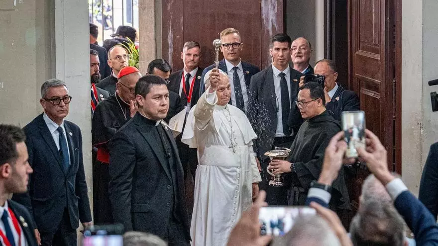 León XIV llega a la parroquia de Sant Agustí del Raval