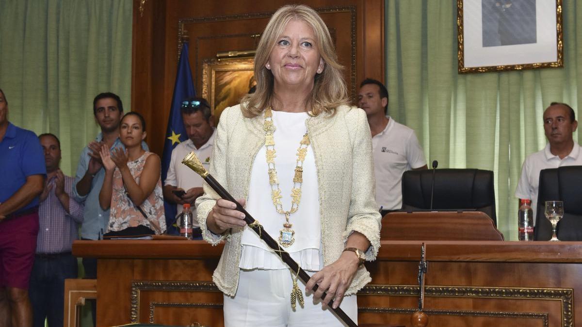 Ángeles Muñoz, en agosto de 2017, jura su cargo como alcaldesa de Marbella por segunda vez después de ganar la moción de censura que presentó al alcalde del PSOE.