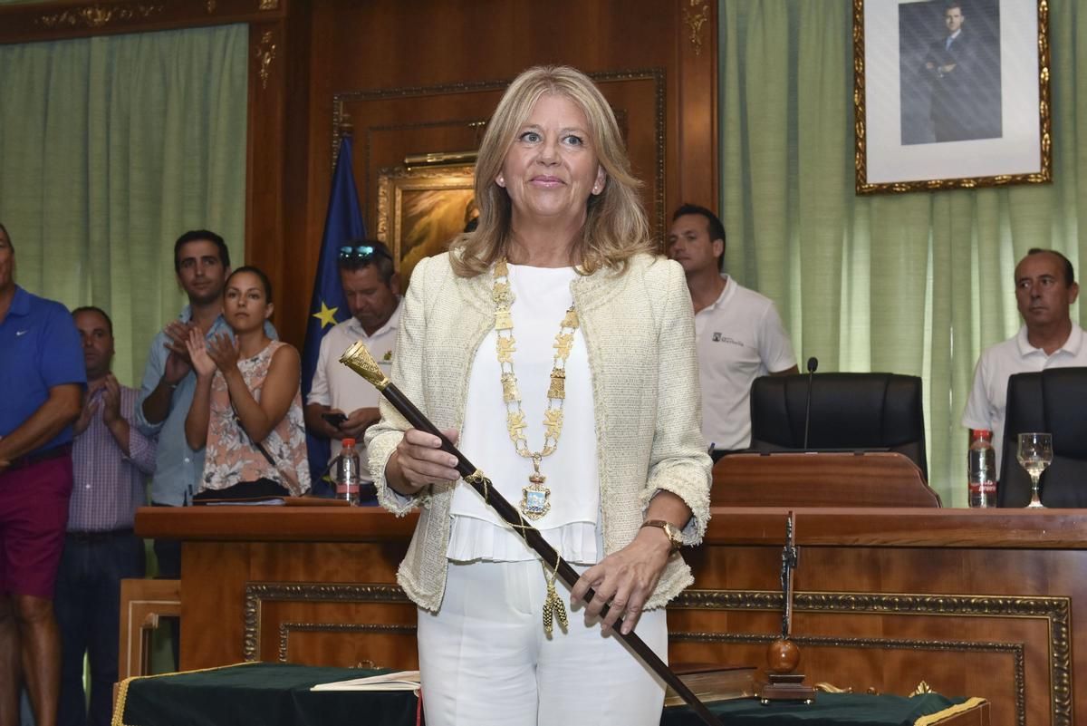 Ángeles Muñoz, en agosto de 2017, jura su cargo como alcaldesa de Marbella por segunda vez después de ganar la moción de censura que presentó al alcalde del PSOE.