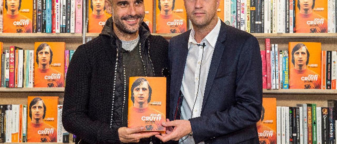 Pep Guardiola y Johan Cruyff presentaron la autobiografía póstuma de Johan Cuyff en Londres la semana pasada.