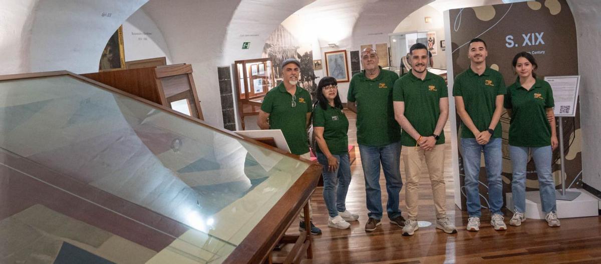 Joaquín (i), Loly, Juan Carlos, Francisco, Aday y Elizabeth (d), junto a la bandera inglesa capturada a Nelson. | A.J.