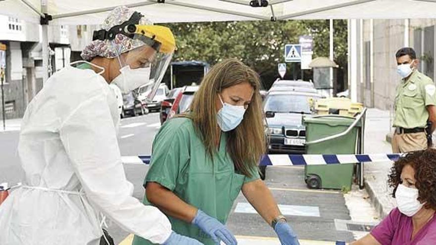 Sanitarios, en el puesto de test de coronavirus instalado en O Ventorrillo.