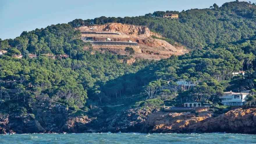 Els maons arriben a les últimes zones verdes  de la Costa Brava