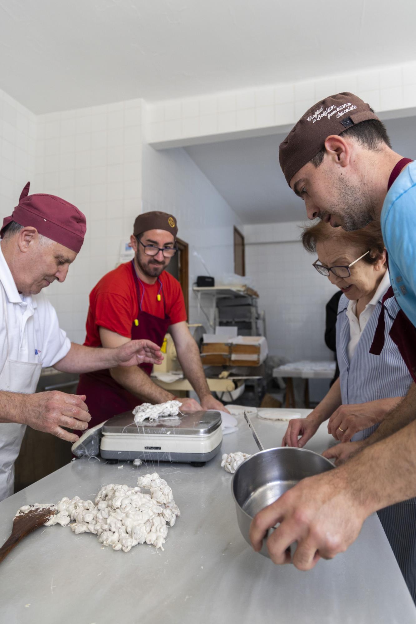 Así se hace el turrón artesanal de Casinos que se hereda entre generaciones