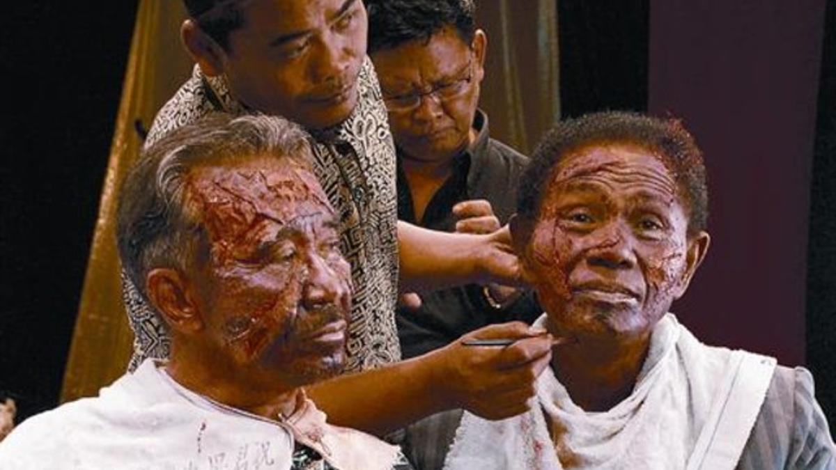 Algunos de los perpetradores del genocidio indonesio de 1965, maquillándose antes de recrear sus crímenes para la cámara de 'The act of killing'.