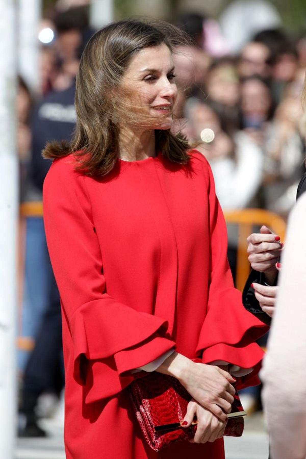 Letizia Ortiz con abrigo rojo de volantes en las mangas de Zara