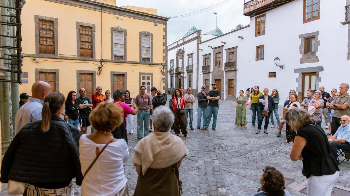 La ruta histórica ‘Memorias Ocultas de Vegueta’, dirigida por Dieguito Flores, en una de sus paradas