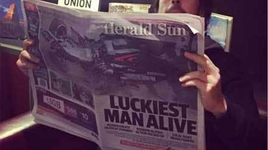 Leyendo el &quot;Herald Sun&quot; australiano, que le considera &quot;el hombre más afortunado del mundo&quot;.