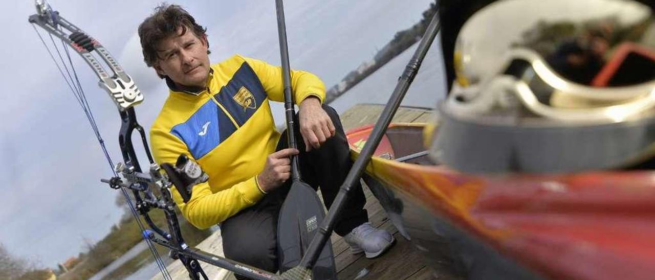 Adolfo Alonso, ayer, en el pantano de Trasona, con la piragua, el arco y el casco de bombero.