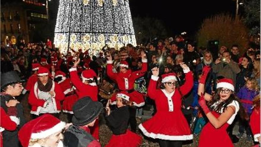 L&#039;alcalde, Carles Puigdemont, i la majoria de regidors van participar en l&#039;encesa de llums de Nadal.