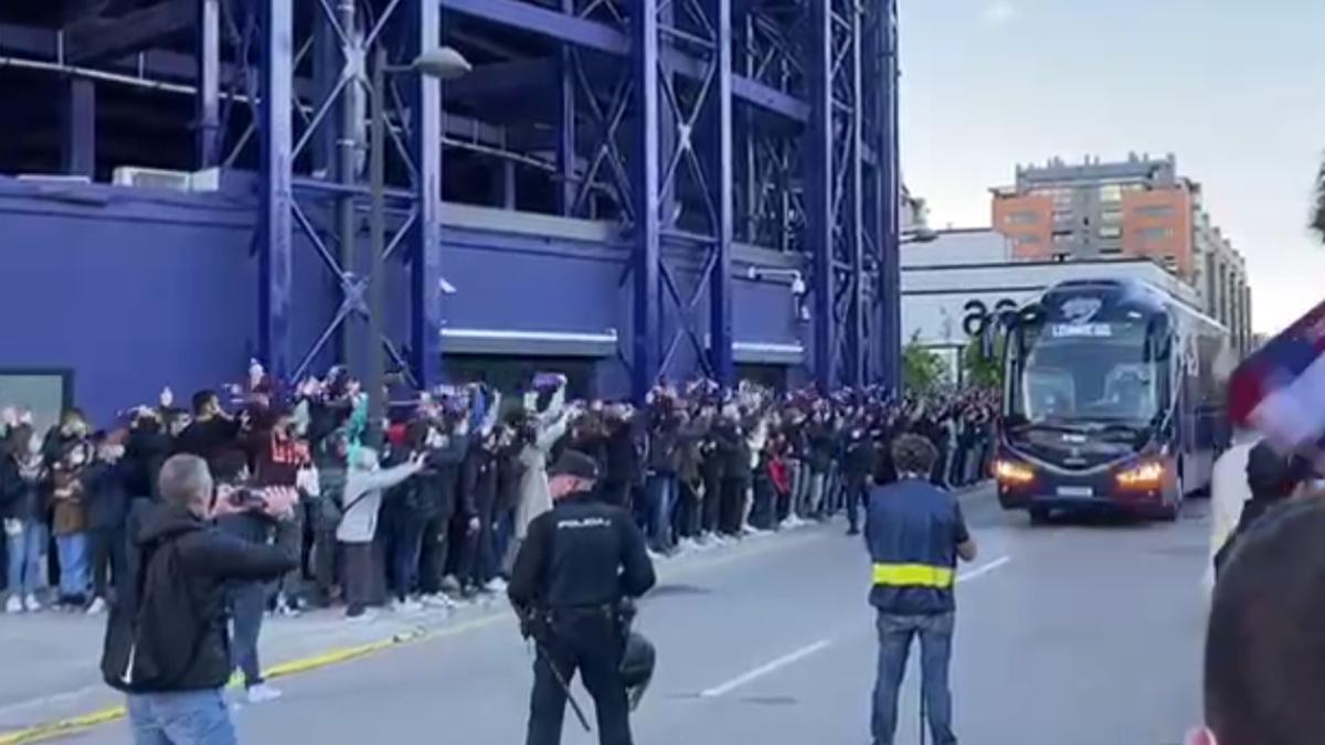 Recibimiento de la afición al Levante antes de medirse a Osasuna